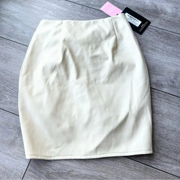 NWT PRETTYLITTLETHING Cream Faux Leather V Front Ruched Mini Skirt - Picture 11 of 11